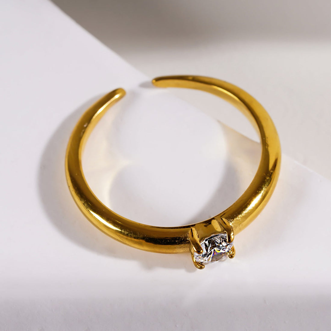 Hackney Nine CIELO Classic Gold Ring with a Round Zirconia Centerpiece